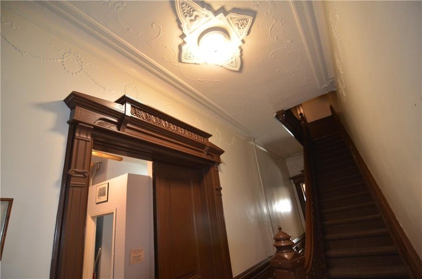 Welcome to this charming three-family brownstone, ideally - photo 8