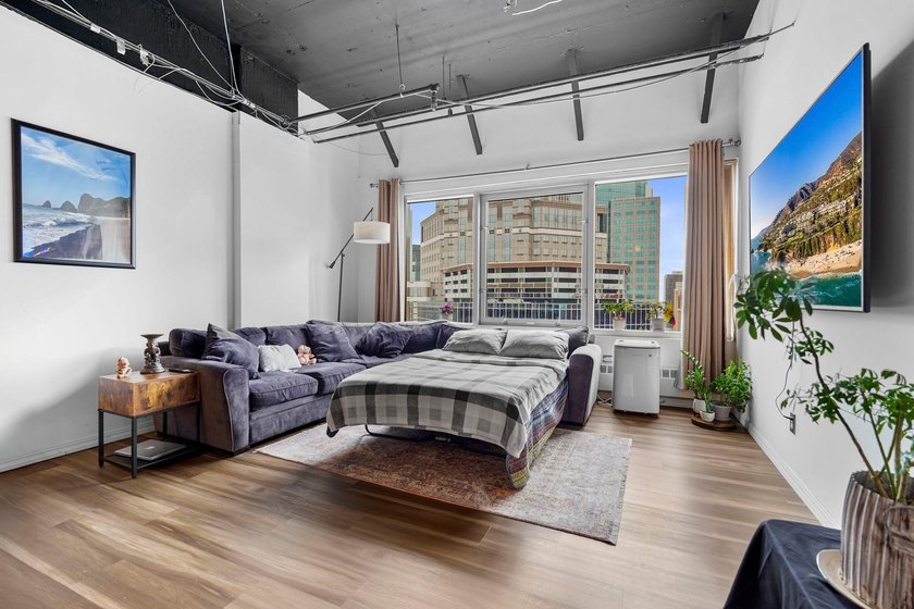 This affordable downtown Minneapolis condo offers gorgeous - photo 11