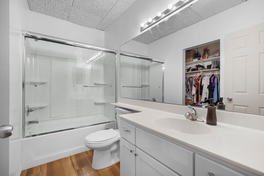 This affordable downtown Minneapolis condo offers gorgeous - photo 13