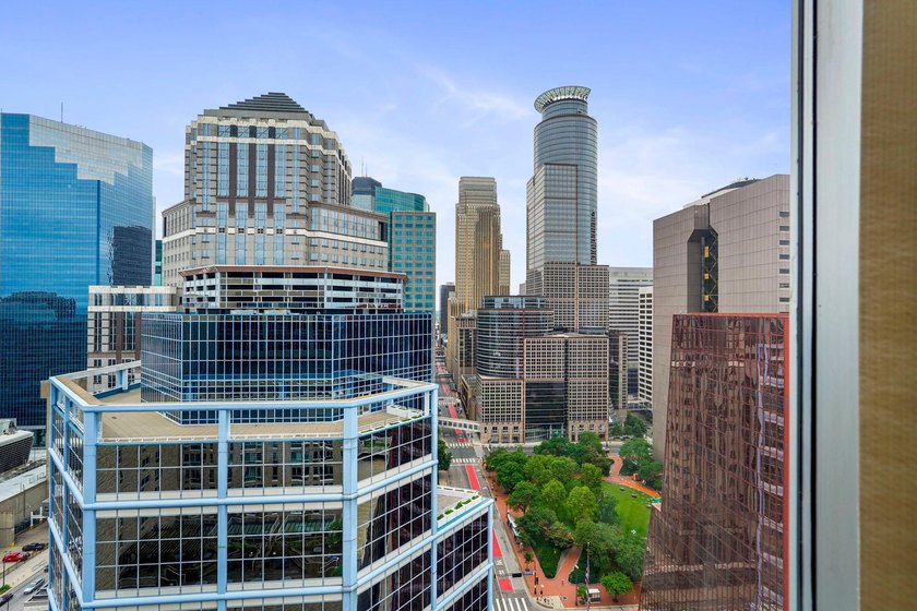 This affordable downtown Minneapolis condo offers gorgeous - photo 16