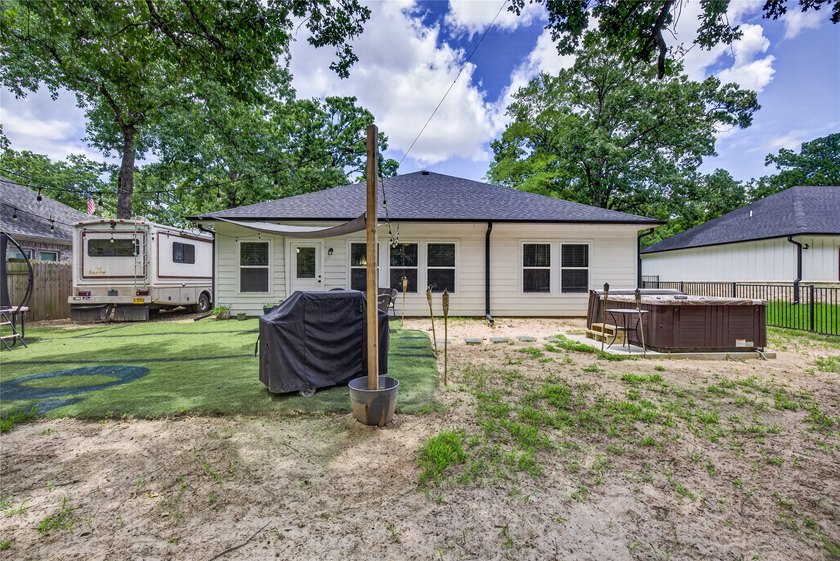 Welcome home to this modern and cozy home in Gun Barrel City! - photo 3