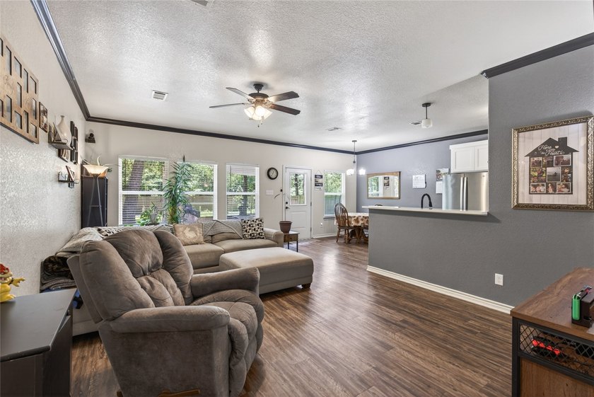Welcome home to this modern and cozy home in Gun Barrel City! - photo 4