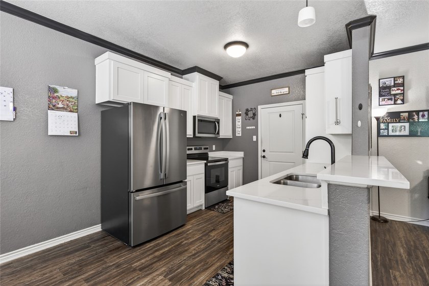 Welcome home to this modern and cozy home in Gun Barrel City! - photo 5