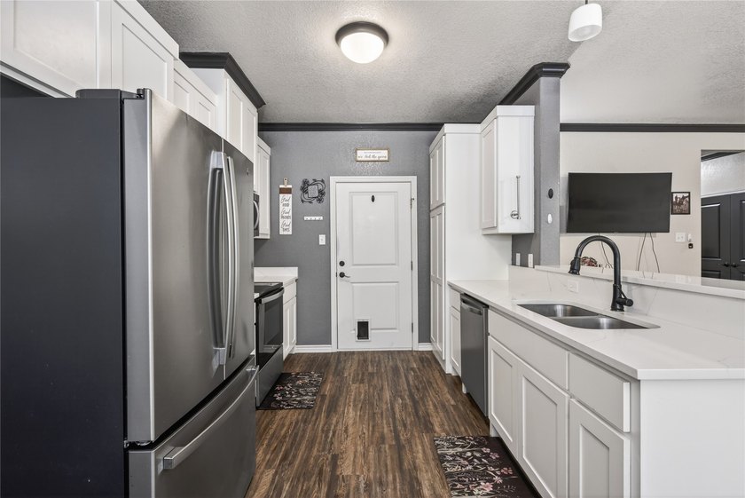 Welcome home to this modern and cozy home in Gun Barrel City! - photo 8