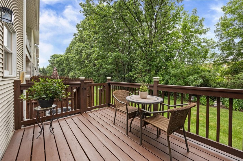 Living in the comfort of this townhouse feels like striking the - photo 2
