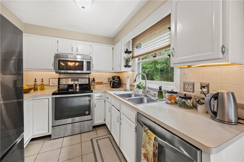 Living in the comfort of this townhouse feels like striking the - photo 9