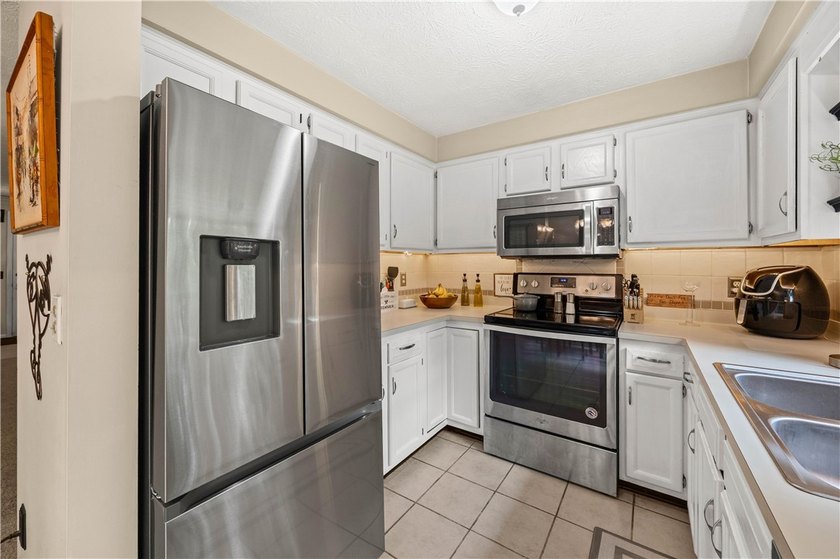 Living in the comfort of this townhouse feels like striking the - photo 10