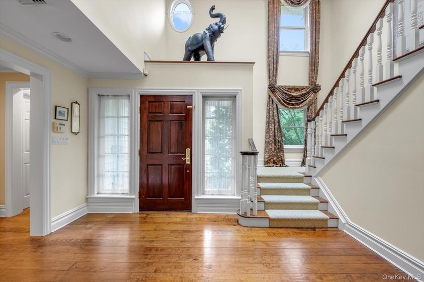 WELCOME TO #8 BRIARFIELD DRIVE - LAKE SUCCESS SPRAWLING COLONIAL - photo 3