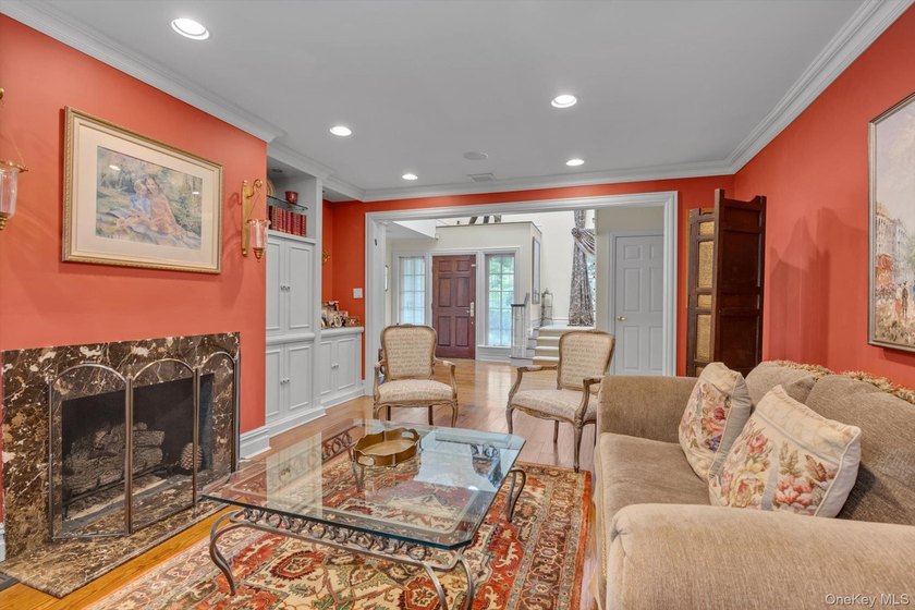 WELCOME TO #8 BRIARFIELD DRIVE - LAKE SUCCESS SPRAWLING COLONIAL - photo 6