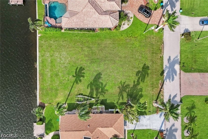 Your ultimate waterfront lifestyle awaits. Positioned on a prime - photo 14