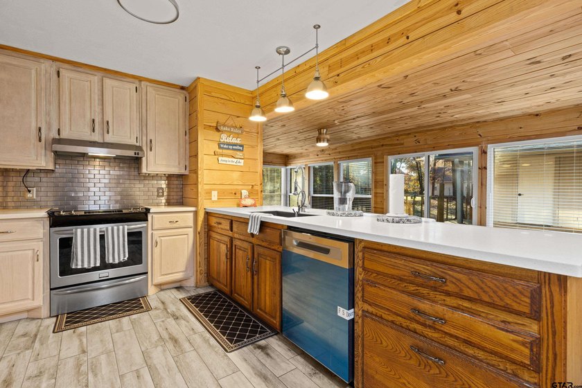 Charming Lake Community Retreat Just One Block from Beautiful - photo 31