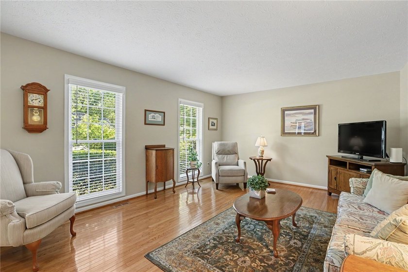 Nestled in the heart of Webster, this impeccably maintained - photo 5