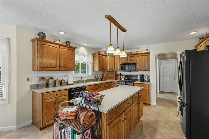 Nestled in the heart of Webster, this impeccably maintained - photo 9