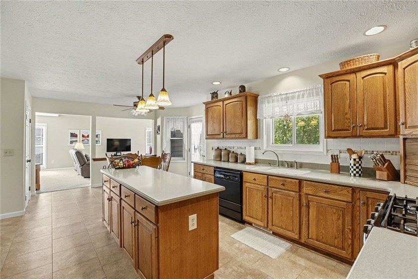 Nestled in the heart of Webster, this impeccably maintained - photo 10