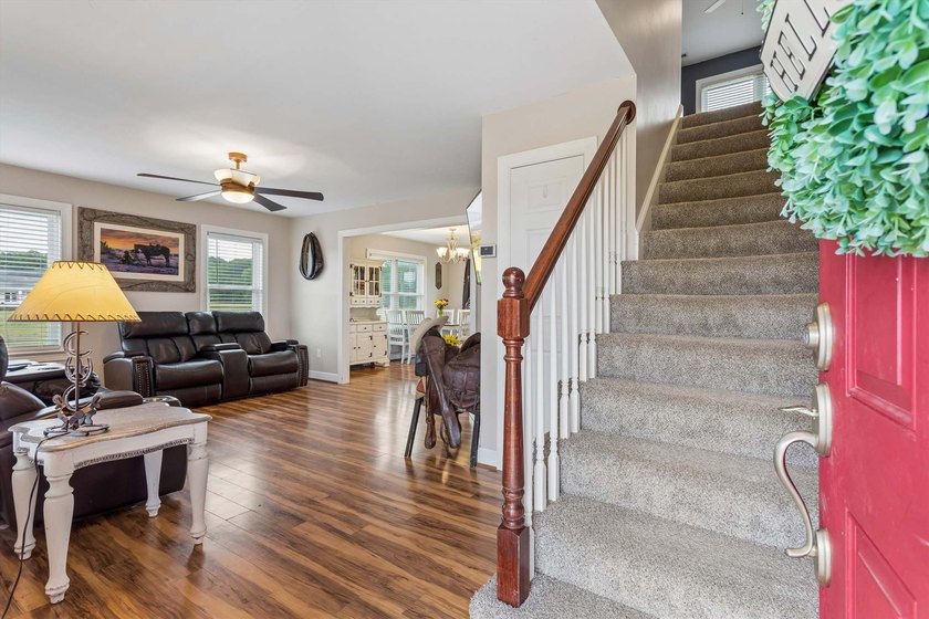 Welcome to this move-in ready Cape Cod situated on 5.12 scenic - photo 2