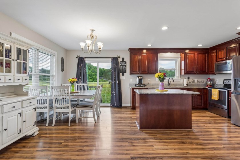 Welcome to this move-in ready Cape Cod situated on 5.12 scenic - photo 4