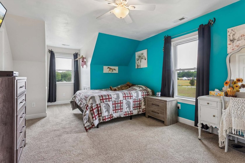 Welcome to this move-in ready Cape Cod situated on 5.12 scenic - photo 9