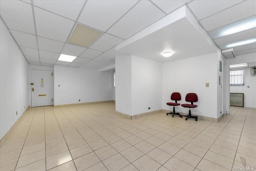 Professional CO-OP FOR SALE Located in the bustling area of - photo 6