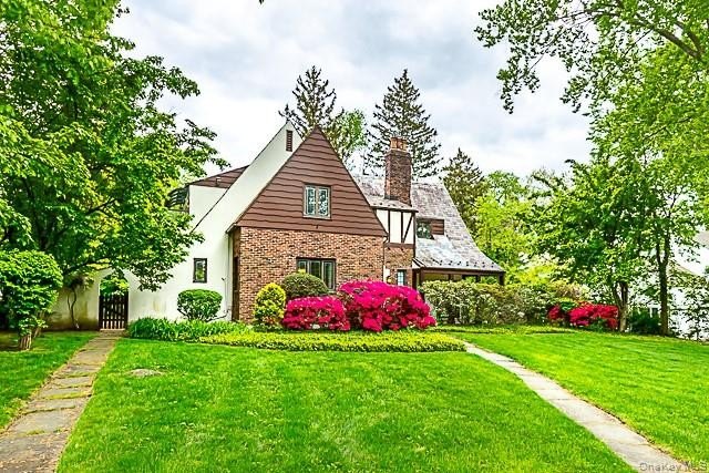 GREAT NECK ESTATES SUN-FILLED HOME CONVENIENTLY LOCATED ON A - photo 3