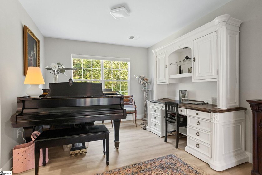 Welcome home to this beautifully maintained, like-new home - photo 8