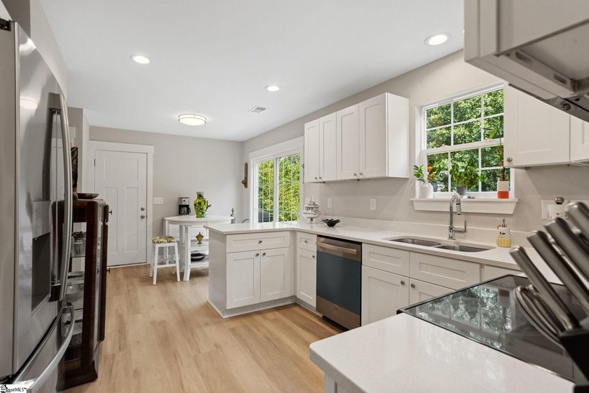 Welcome home to this beautifully maintained, like-new home - photo 9