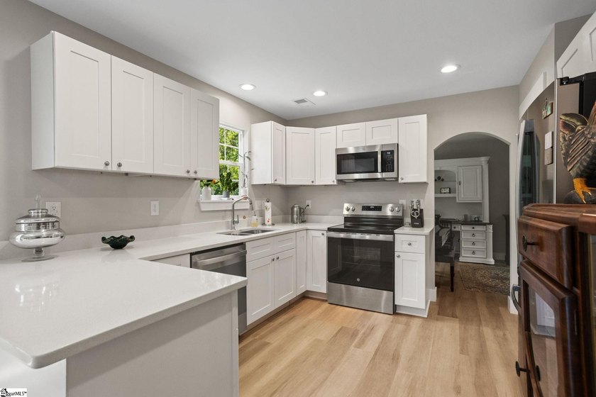 Welcome home to this beautifully maintained, like-new home - photo 10