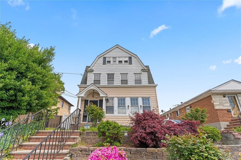 Spacious detached one-family home offering approximately 2,164 - photo 2