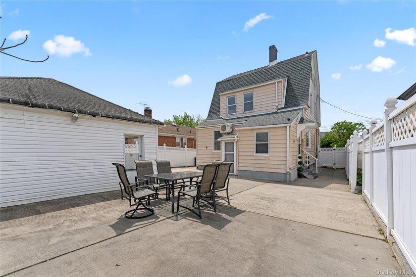 Spacious detached one-family home offering approximately 2,164 - photo 3