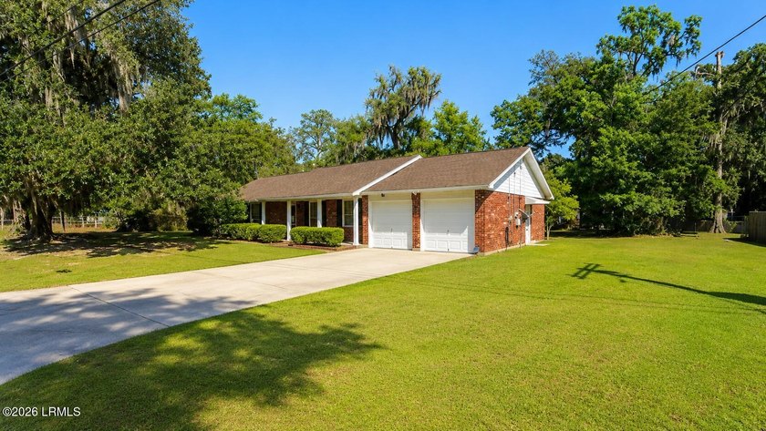 Welcome to 3000 Dogwood Street in Beaufort! This well-maintained - photo 2