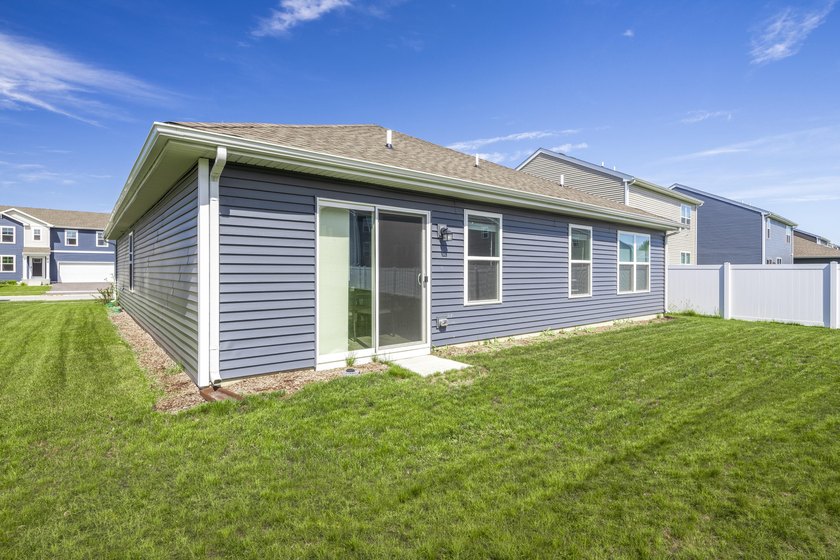 Welcome home to this stunning, sun-drenched ranch in the heart - photo 31