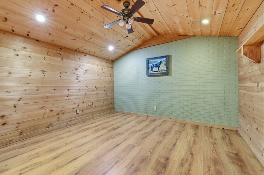 Private Unrestricted, fully fenced and 8.17-acre mini-farm - photo 39