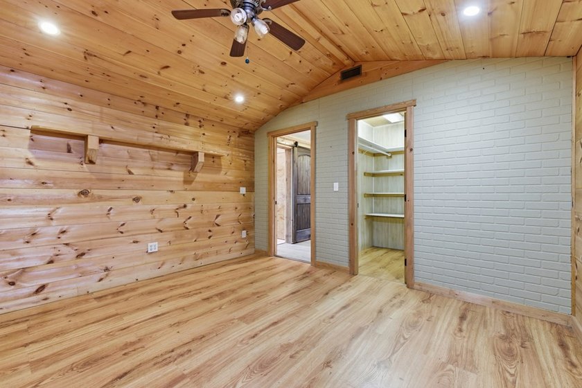 Private Unrestricted, fully fenced and 8.17-acre mini-farm - photo 40