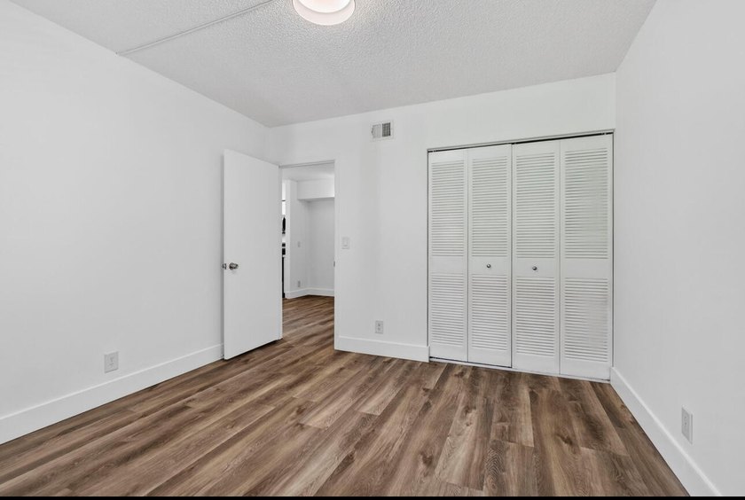 THIS ONE IS A MUST SEE ! BEAUTIFULLY RENOVATED FIRST FLOOR UNIT - photo 15
