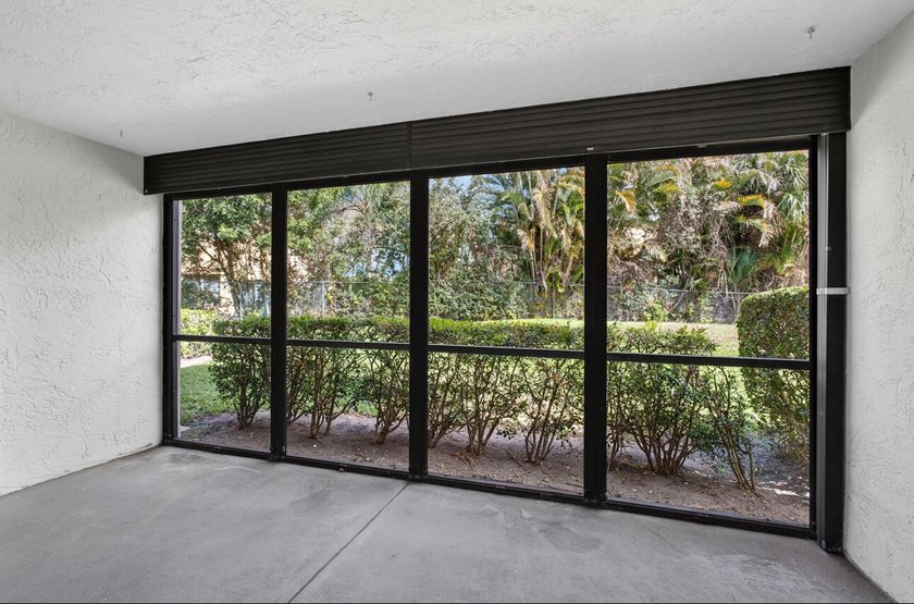 THIS ONE IS A MUST SEE ! BEAUTIFULLY RENOVATED FIRST FLOOR UNIT - photo 18