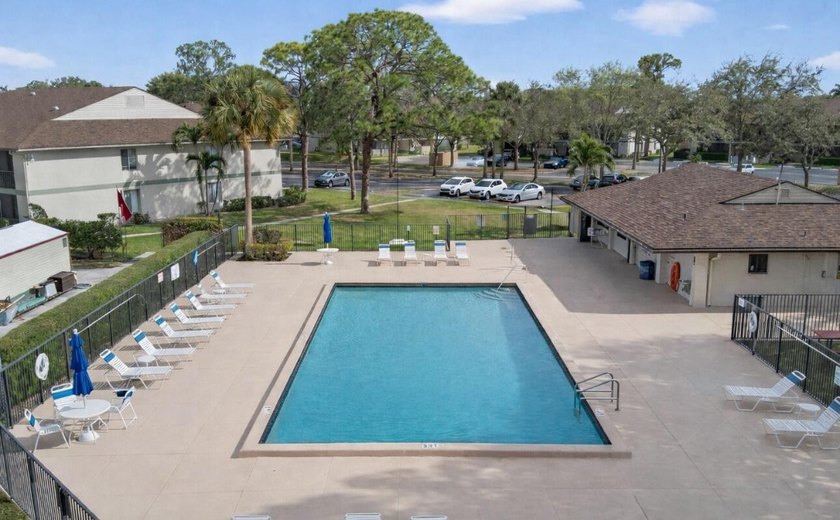 THIS ONE IS A MUST SEE ! BEAUTIFULLY RENOVATED FIRST FLOOR UNIT - photo 20