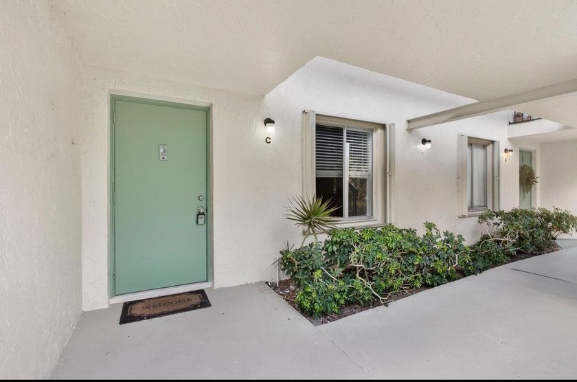 THIS ONE IS A MUST SEE ! BEAUTIFULLY RENOVATED FIRST FLOOR UNIT - photo 24