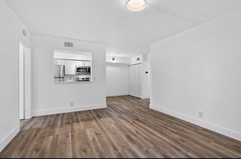 THIS ONE IS A MUST SEE ! BEAUTIFULLY RENOVATED FIRST FLOOR UNIT - photo 29