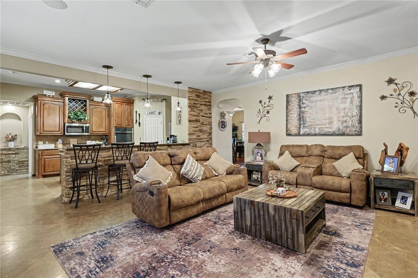 Welcome to this stunning Kings Crossing estate, perfectly - photo 13