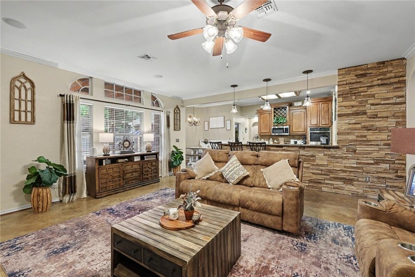 Welcome to this stunning Kings Crossing estate, perfectly - photo 16