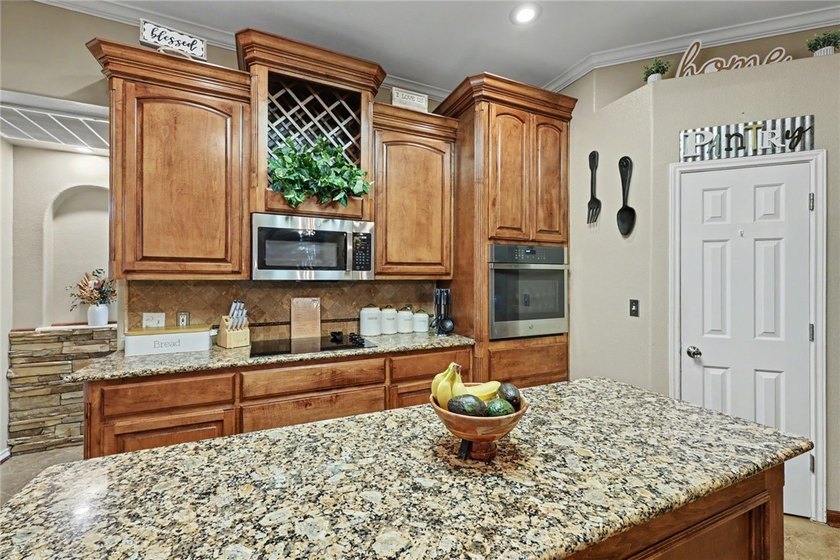 Welcome to this stunning Kings Crossing estate, perfectly - photo 18
