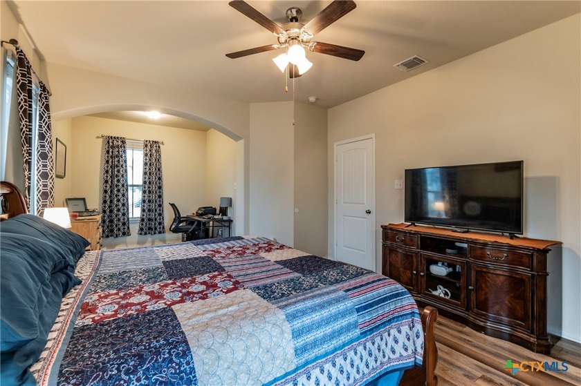 Deal of a Lifetime! This beautiful 4-bedroom home is priced well - photo 20