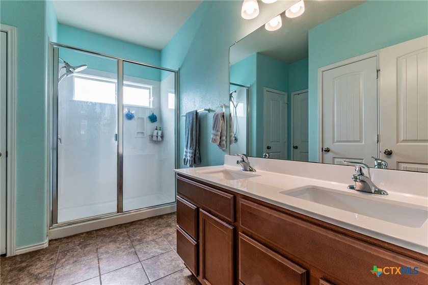 Deal of a Lifetime! This beautiful 4-bedroom home is priced well - photo 22
