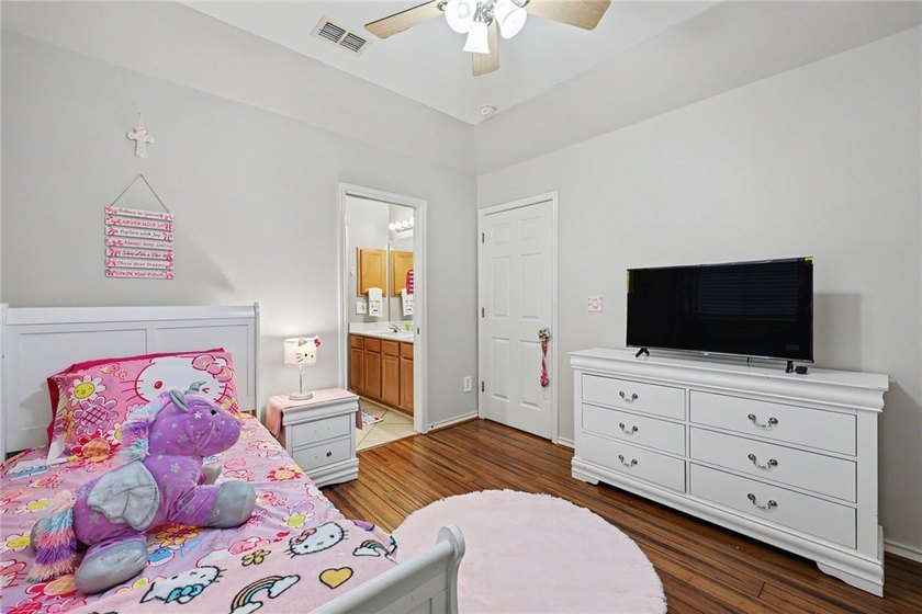 Welcome to this stunning Kings Crossing estate, perfectly - photo 31