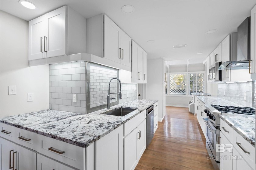 Experience the ultimate bayfront lifestyle with private - photo 6
