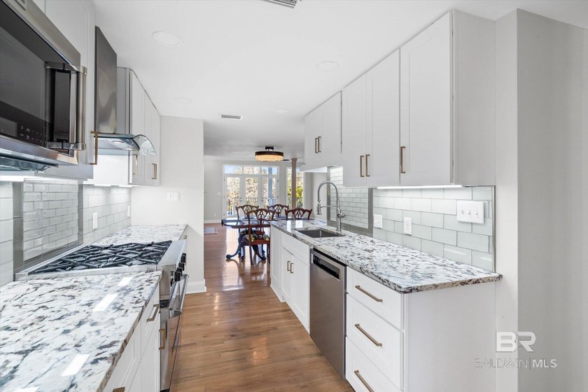 Experience the ultimate bayfront lifestyle with private - photo 8