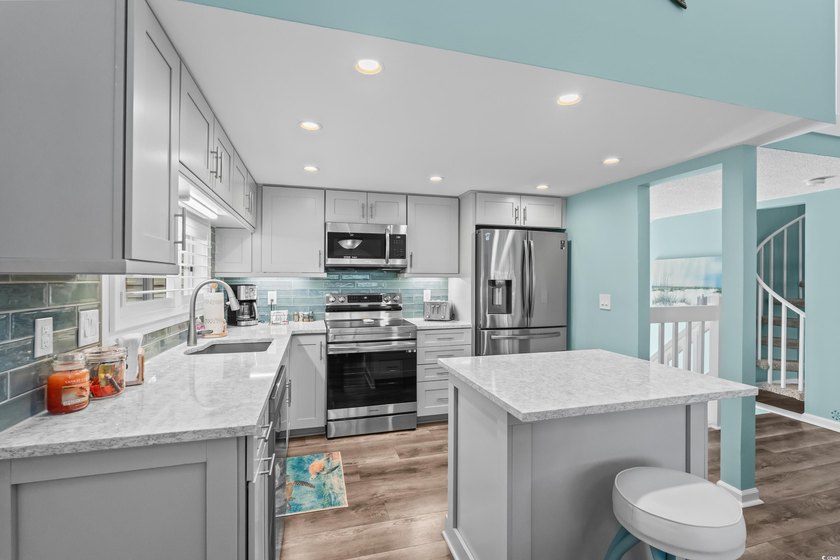 This Beautifully Decorated 2 bed 2 bath condo with loft, in - photo 12