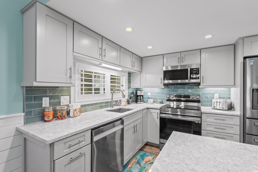 This Beautifully Decorated 2 bed 2 bath condo with loft, in - photo 13