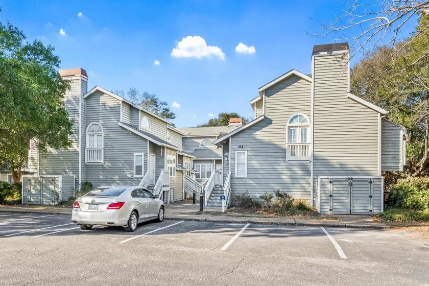This Beautifully Decorated 2 bed 2 bath condo with loft, in - photo 40