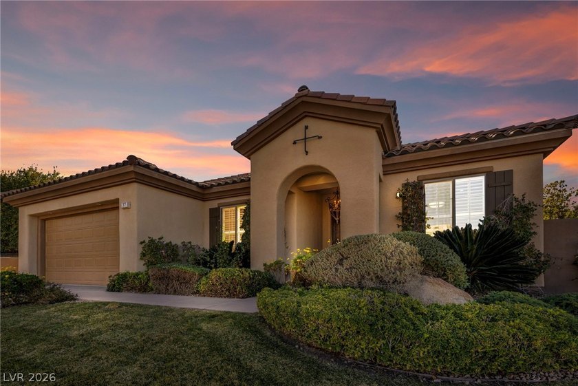 Discover your dream home in the prestigious, guard-gated Anthem - photo 2