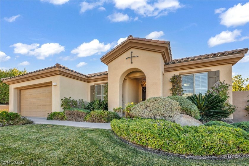 Discover your dream home in the prestigious, guard-gated Anthem - photo 3